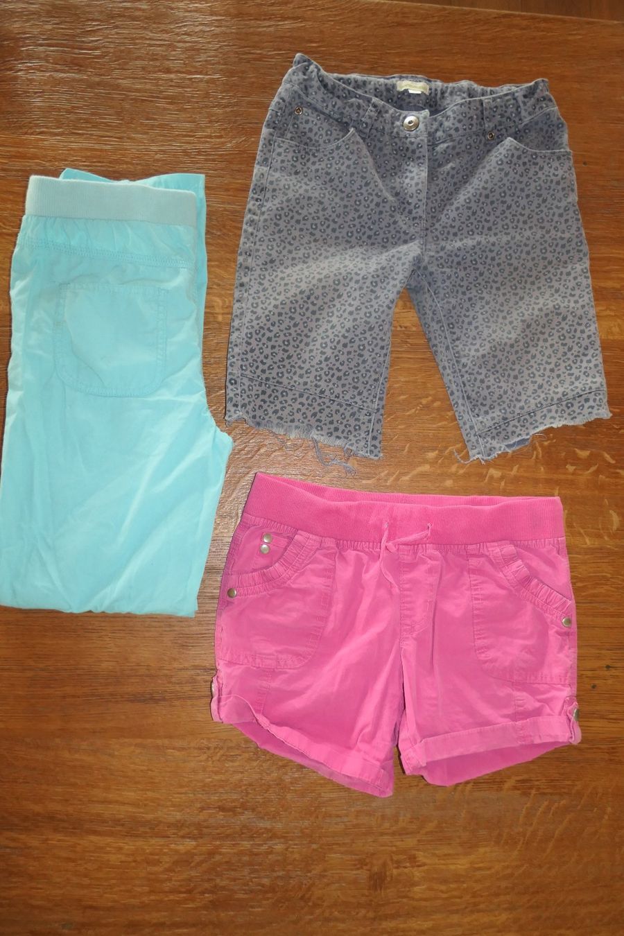 Completi: Kleiderpaket Sommerhosen Gr 140 – Usato da Vordemwald venduto da Esel04