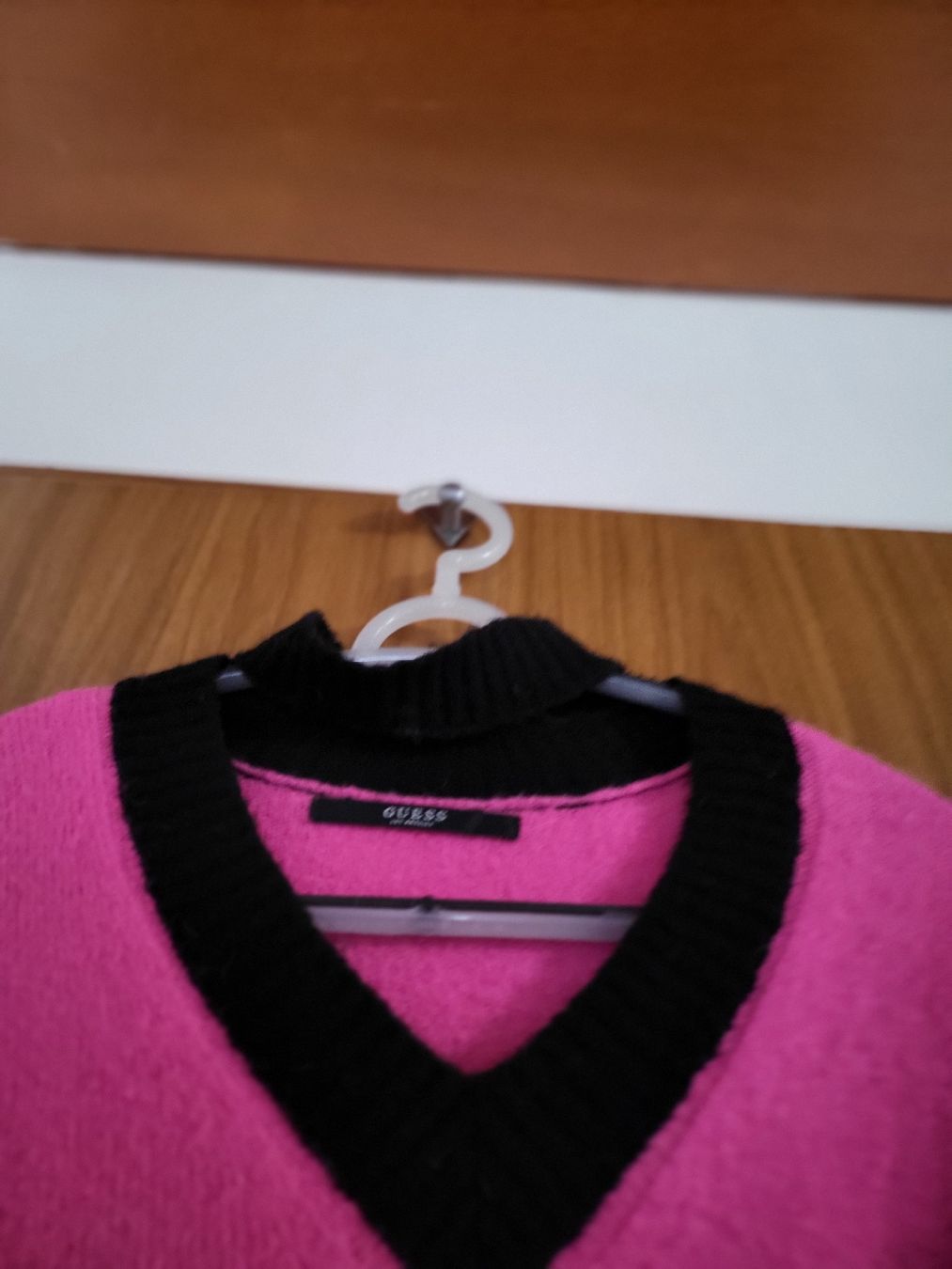 Guess Maglioni & Felpe: Pull GUESS rose et noir taille M/L – Usato da Niedergösgen venduto da Eva2410 5