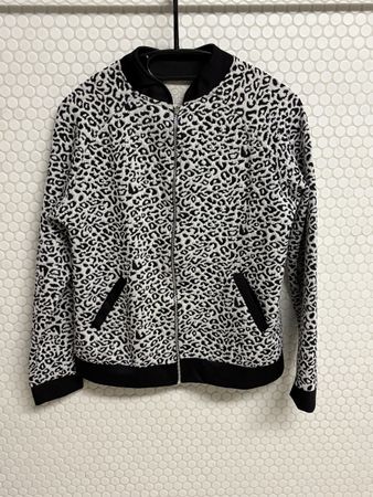 Coole Strickjacke mit Leo-Muster, Grösse M, neuwertig!