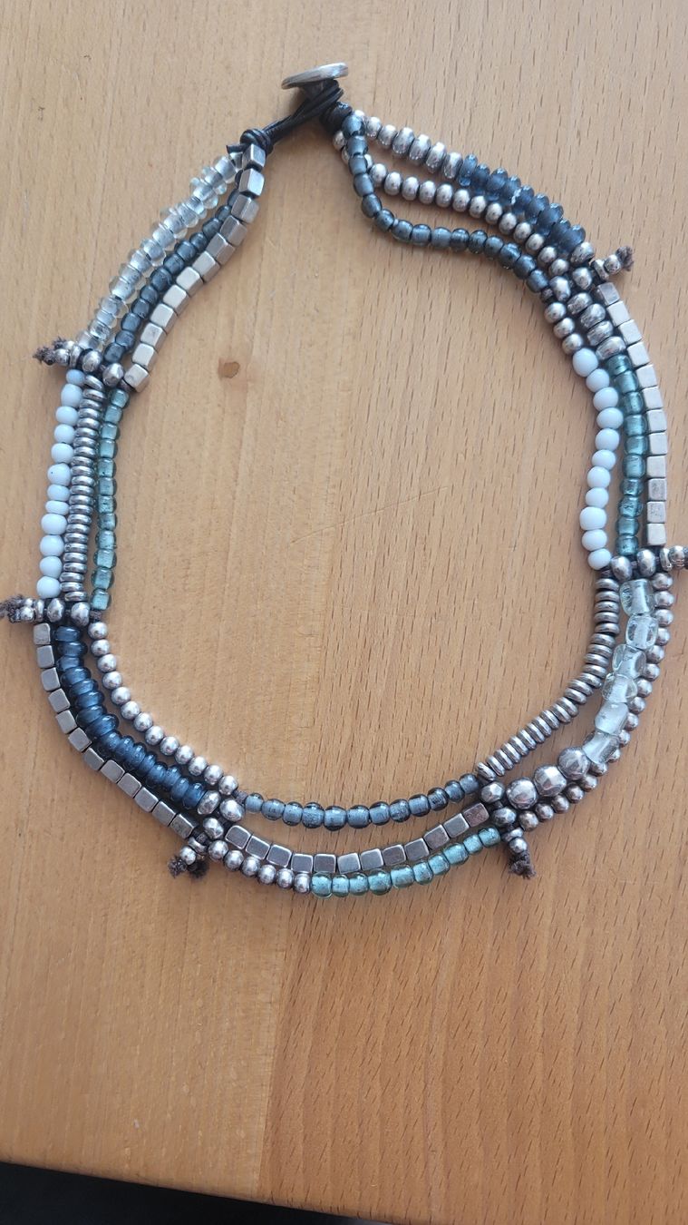 Colliers: uno de 50 collier  – D'occasion à Echallens par frimousse2008