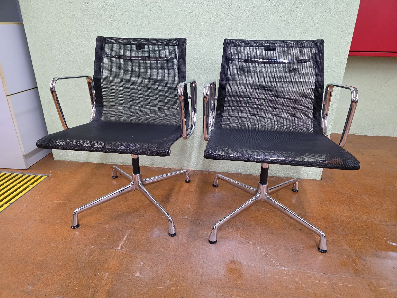 Vitra Stühle: 2 Designer Stühle Eames EA107 Vitra mit Netzgewebe – Gebraucht aus Lichtensteig von Polsterwerk 2