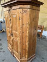 Uralter 2-teiliger Schrank mit original Beschlägen