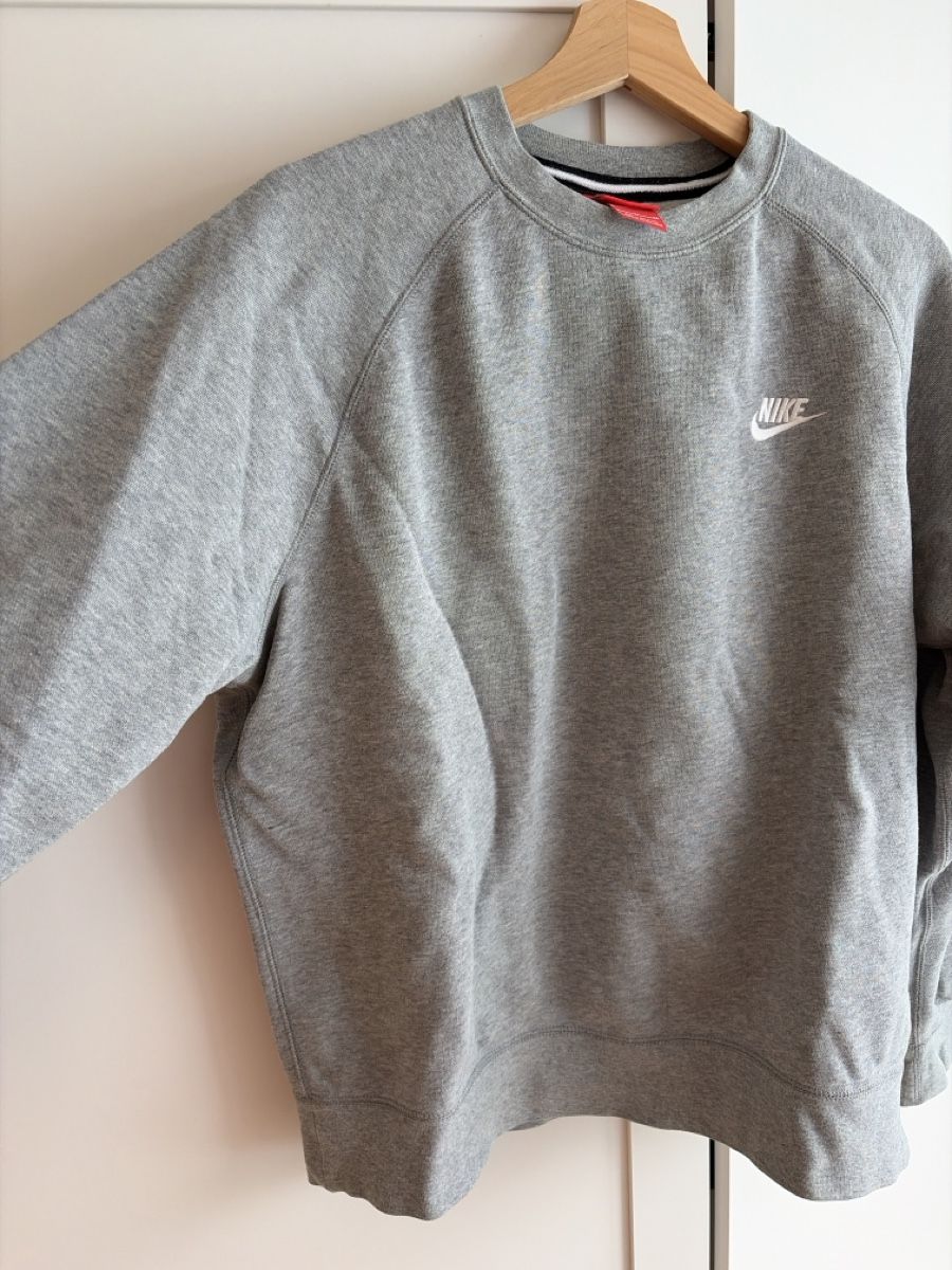 Nike Pulls & Sweat-shirts: Nike Sweatshirt grau – D'occasion à Zürich par Vittelo 1