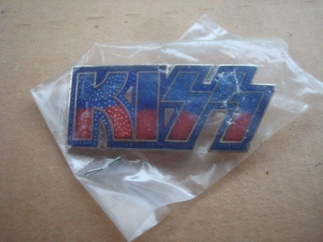 Placchette & Badge: ANSTECKNADEL KISS – Nuovo e nell'imballaggio originale da Ostermundigen venduto da wini63