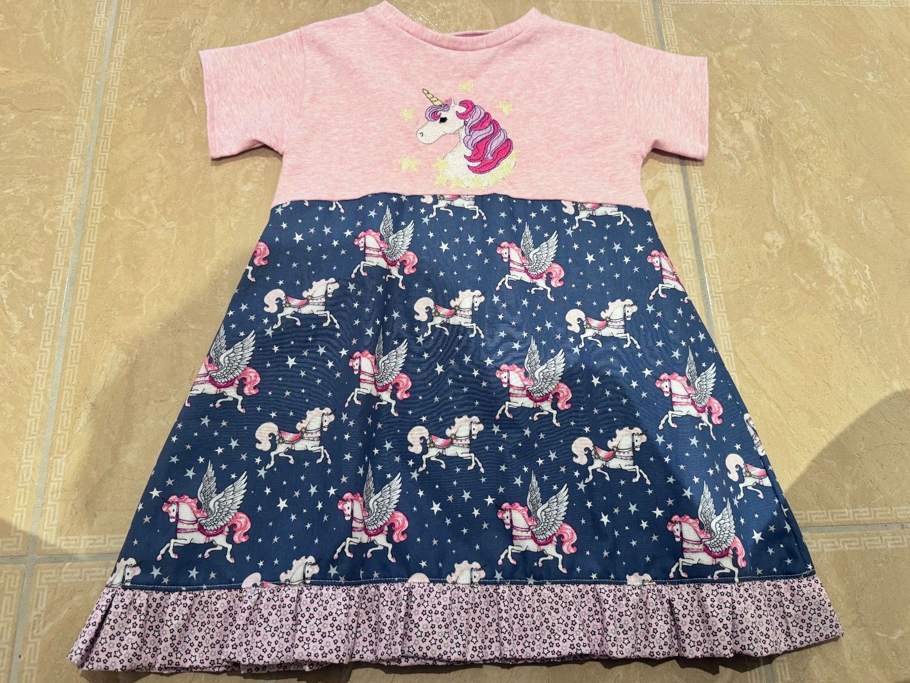 Vestiti & Gonne: neues süsses handmade Einhorn Kleid, 4J 104 – Nuovo (secondo la descrizione) da Klingnau venduto da Markus14