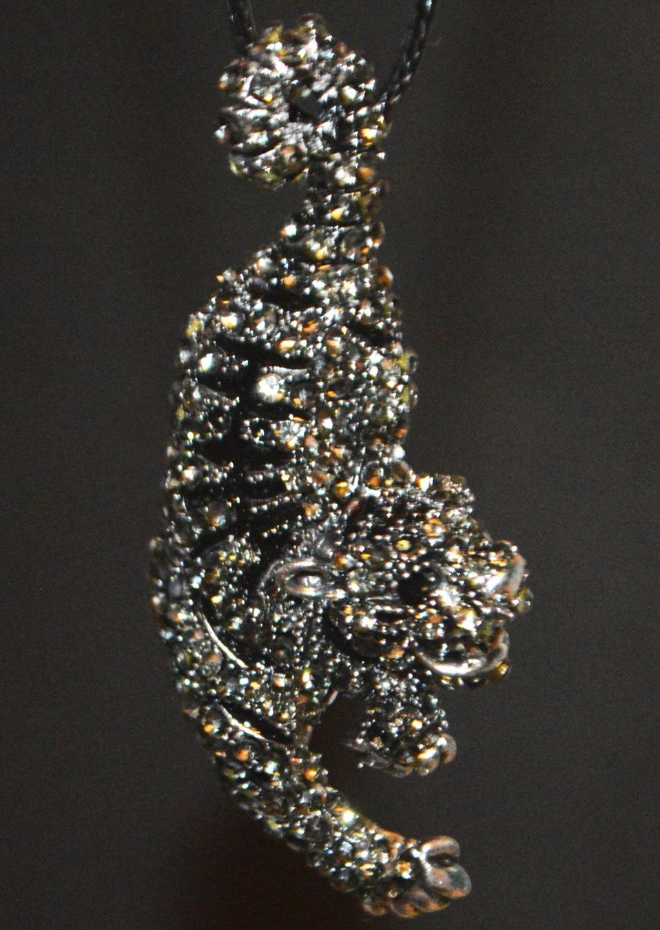 Spille & Fermagli: Brosche oder Halskette K-1424A – Tiger - Emaille & Strass Sc – Nuovo e nell'imballaggio originale da Goldiwil (Thun) venduto da han_v5b7 2