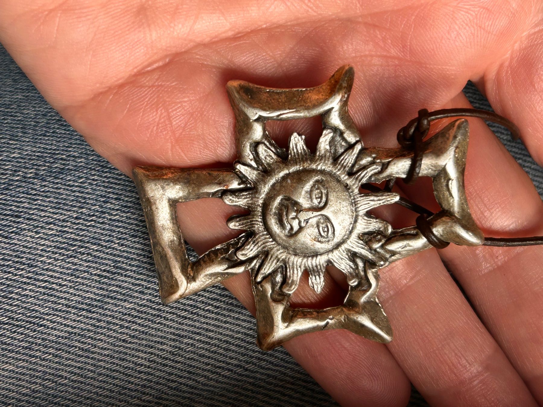 Catenine: Sonnen Amulette mit Lederband – Usato da Laufen venduto da belleskulptur 9