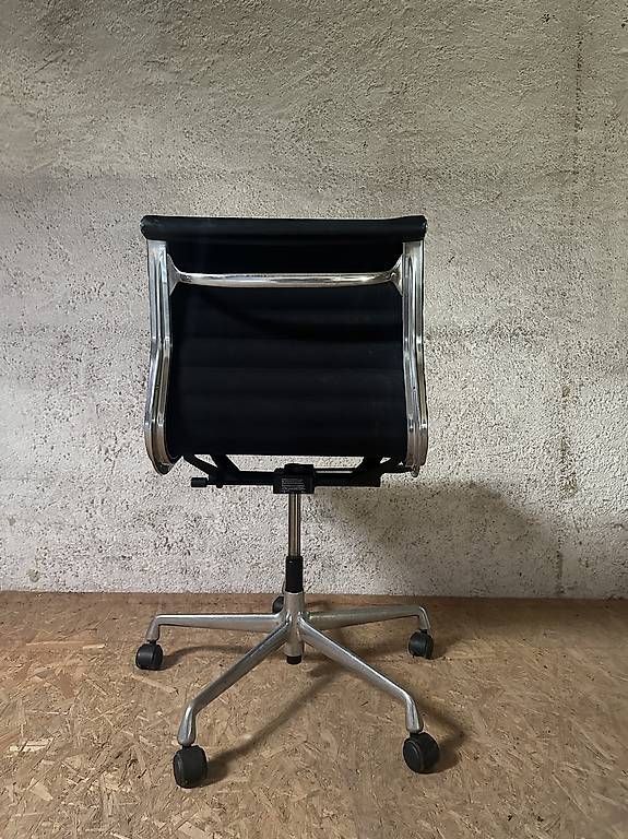 Vitra Stühle: Original Vitra Chair EA107 – Gebraucht aus Biel/Bienne von sec_2llb