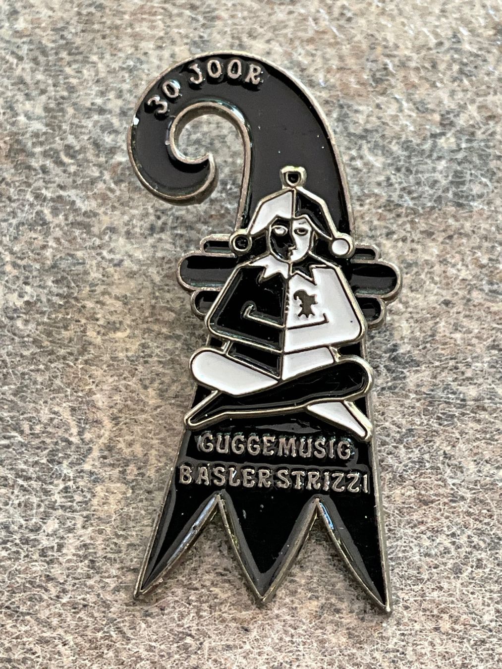 Basler Placchette & Badge: Pin Guggemuusig Basler Strizzi 30 Joor – Usato da Basel venduto da Genie2