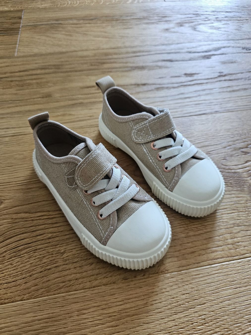 H&M Schuhe für Jungen: NEUE Kinder Schuhe, Stoff beige, Grösse 25 – Neu (gemäss Beschreibung) aus Balzers von ridr