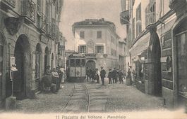 Mendrisio TI Piazzetta del Voltone tram animata belebt