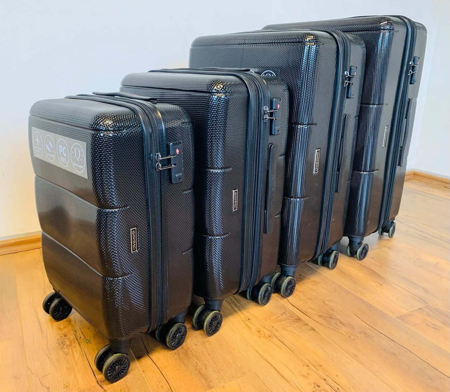 Valigie: 4 teiliges Koffer Polycarbonat gateBAG BUNDLE SCHWARZ NEU – Nuovo e nell'imballaggio originale da Bergdietikon venduto da shopAgent 1