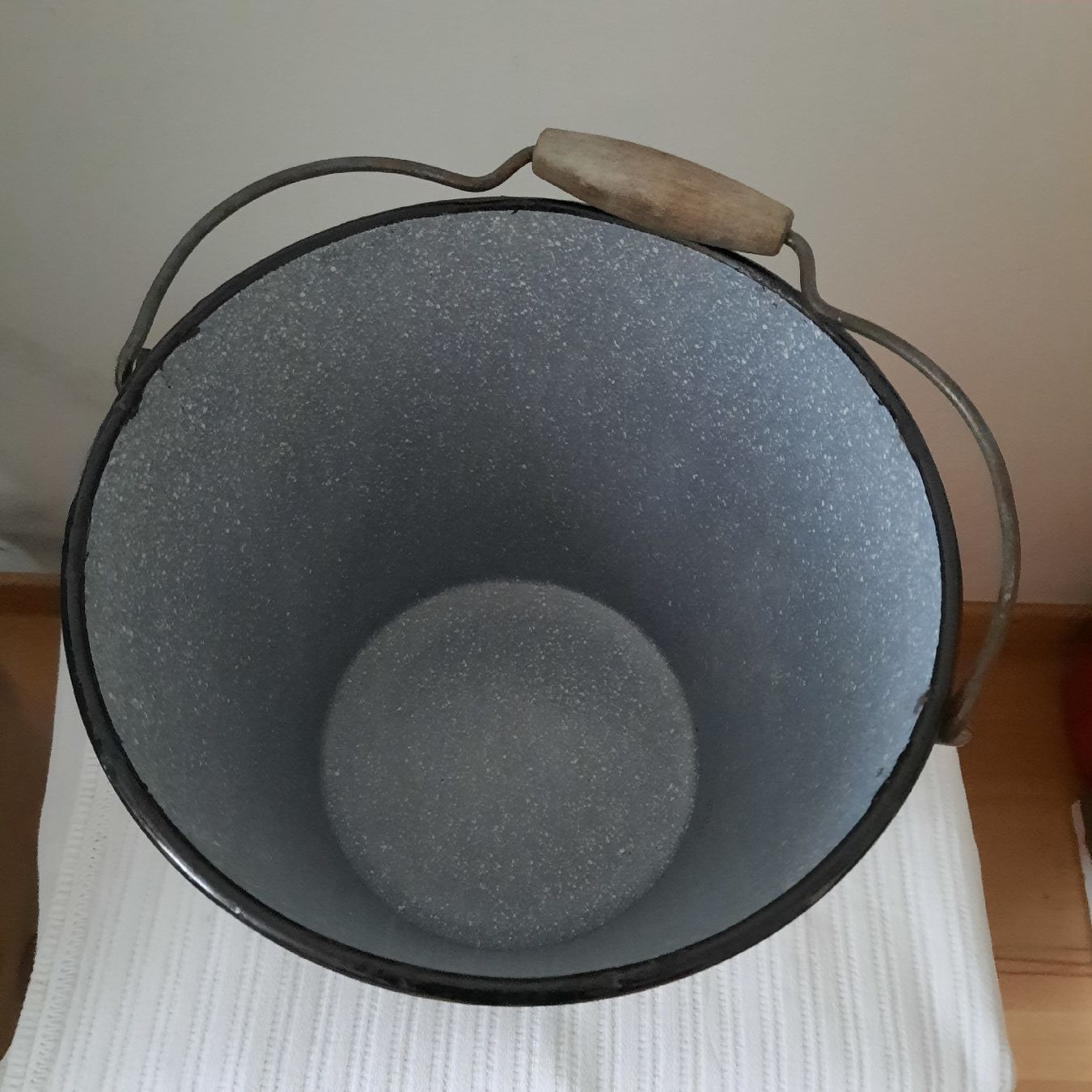 Altro per la casa: Vintage Eimer Emaille grau gesprenkelt mit Holzgriff – Usato da olten venduto da Laterne50 2
