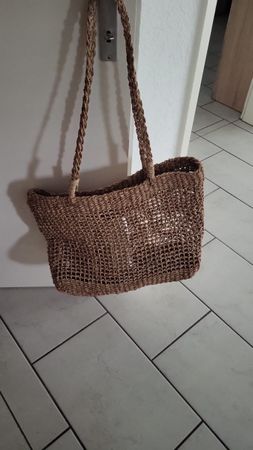 Zwei Damen-Sommertaschen