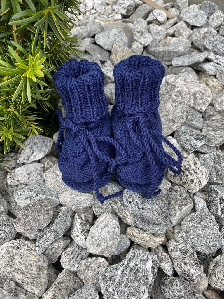 Wolle: Finkli / Babyfinkli handgestrickt dblau – Neu und originalverpackt aus Pfäffikon ZH von Suribu