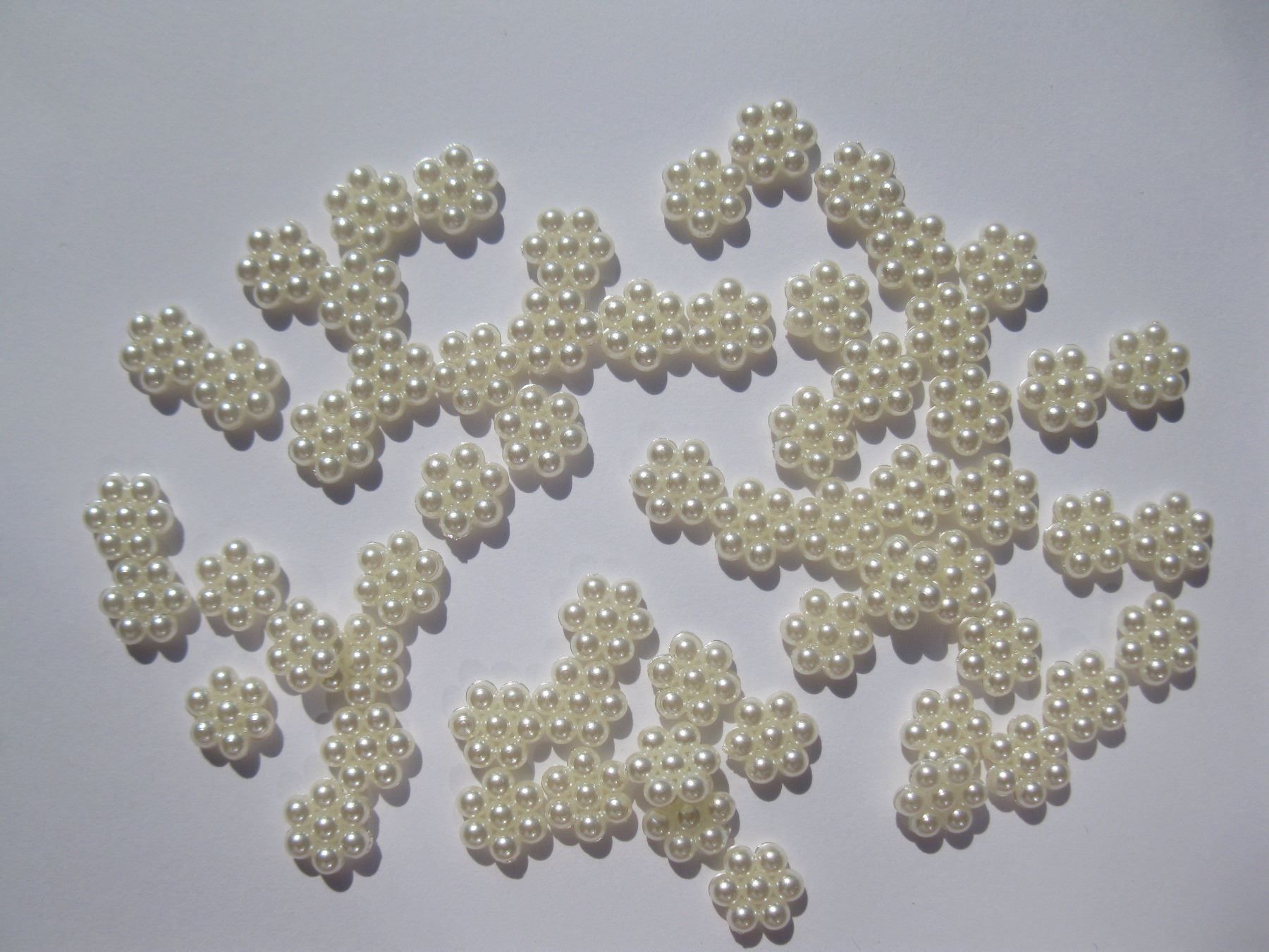 Alle Dekorationen: 50 Perlmutt Deko Blumen, 8mm – Neu und originalverpackt aus St. Margarethen TG von LuanaKa