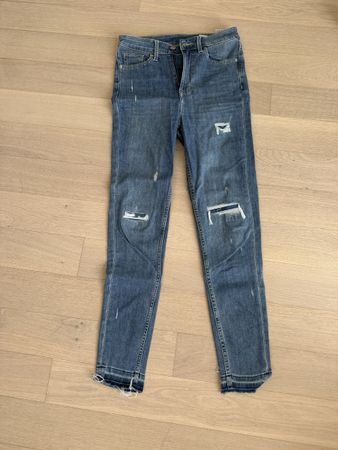 Coole Damen Jeans mit Rissen, Top Zustand, Grösse 28