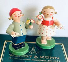 Erzgebirge Wendt & Kühn Gratulantenpaar mit Blumen/Brief