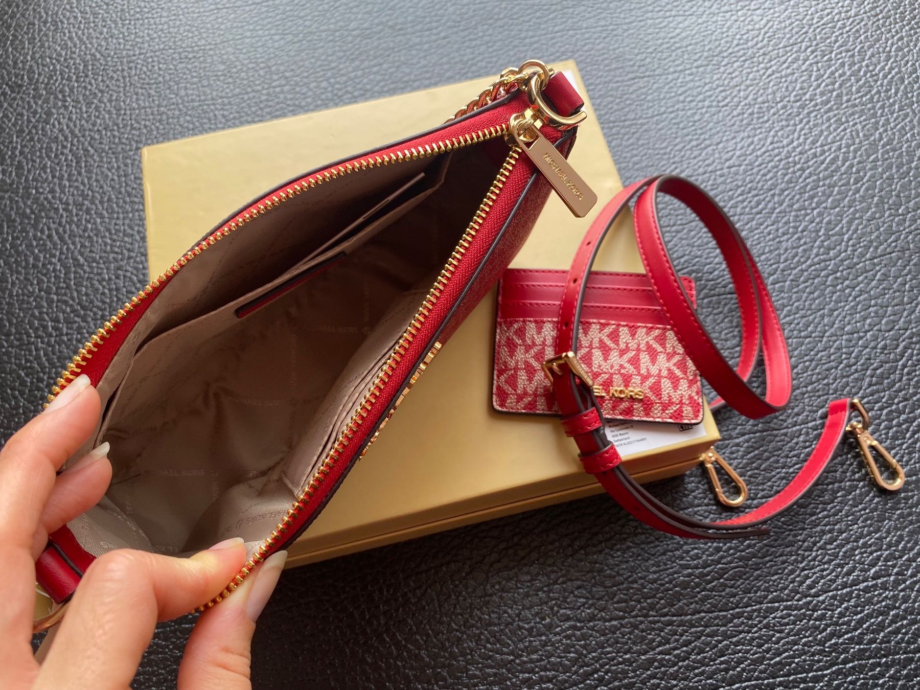 Michael Kors Borse da donna: Borsetta e portafoglio Michael Kors rosso e oro loggata – Nuovo e nell'imballaggio originale da Murten venduto da Moisa 7