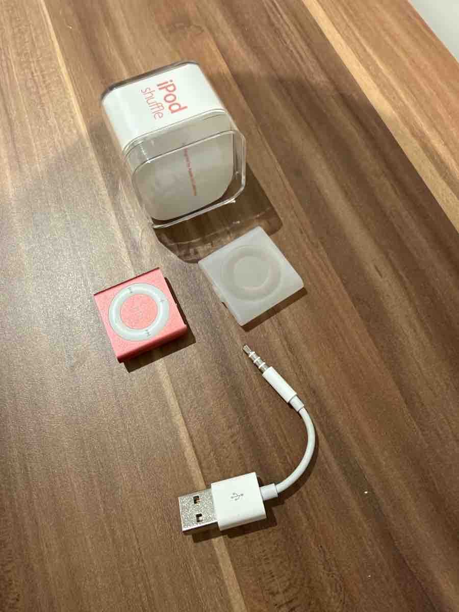 Apple Tragbarer Mediaplayer: Apple iPod shuffle 2GB pink, 4. Generation – Gebraucht aus Wettingen von sabzbi 1