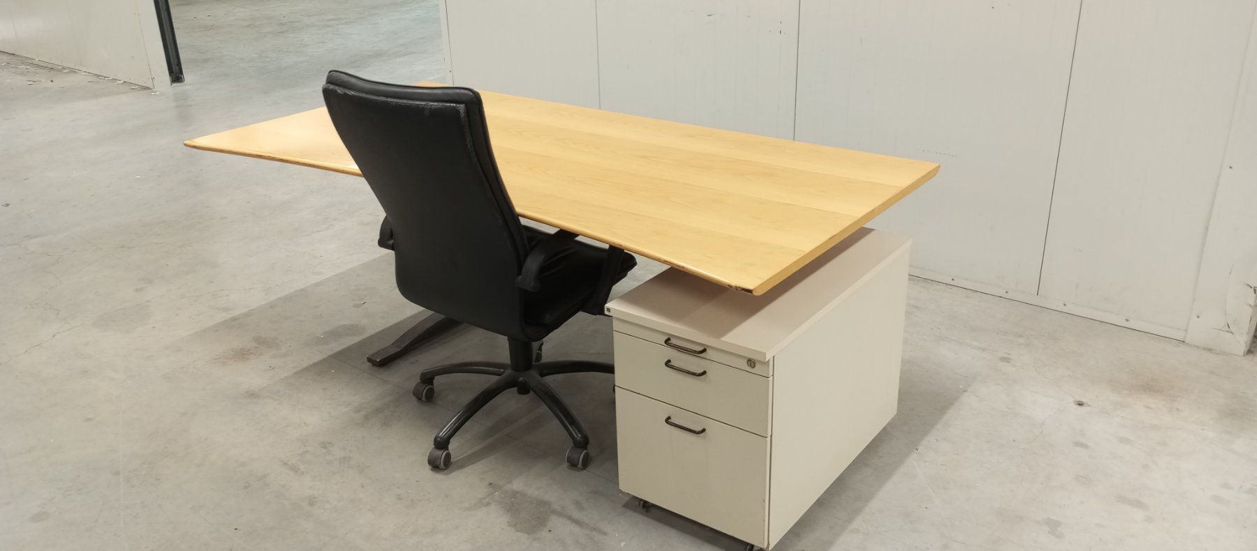 Set di tavolo e panche: Gebrauchter Bürotisch mit Rollcontainer und Bürostuhl – Usato da Salez venduto da tor_ptj8