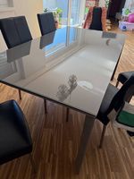 Esstisch mit Glasplatte grau gebraucht mit Gebrauchsspuren