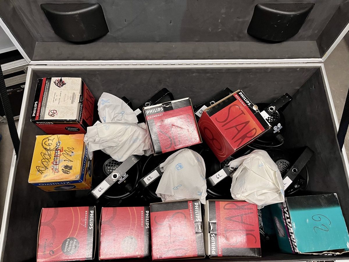 Lampade: Lot de projecteurs PAR-56 + accessoires et flightcase – Usato da Genève venduto da RVA_GVA 2