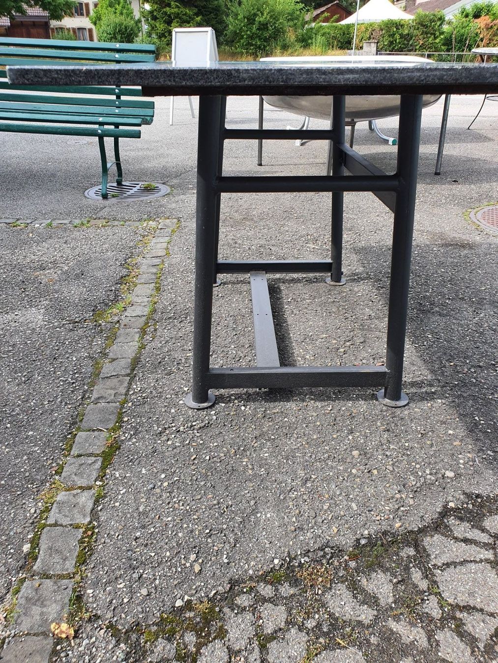 Tappeti: Granittisch mit Metallbaufuss – Usato da Wangen b. Olten venduto da Hecht62xyz 2