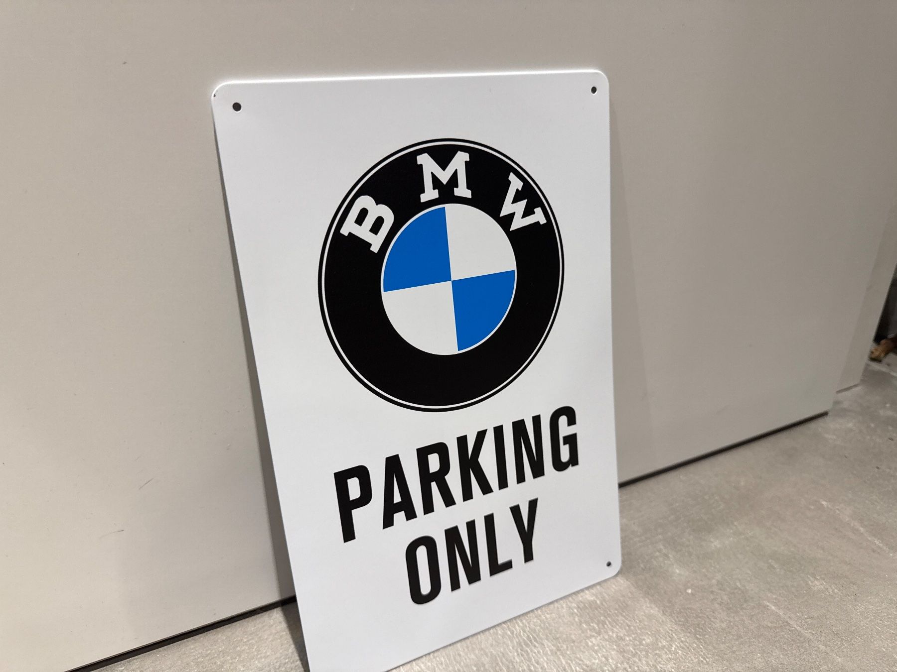 BMW Insegne: BMW PARKING ONLY SCHILD   / 1 Stück / BMW – Nuovo e nell'imballaggio originale da Seon venduto da Aaargauer01 7