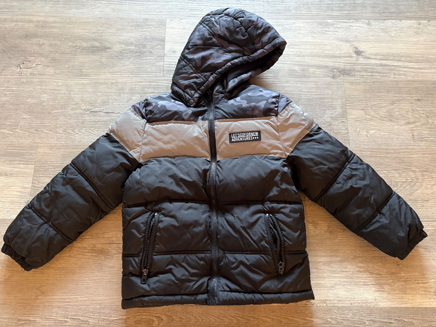 Name It Giacche: Winterjacke name it, schwarz, mit Leuchtstreifen, Grösse 128 – Usato da Pfäffikon ZH venduto da rue78