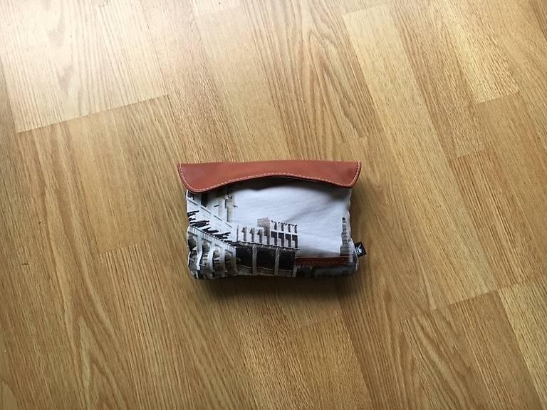Kosmetikkoffer: Nessesair mit Inhalt - ungebraucht – Gebraucht aus Rotkreuz von Nitella