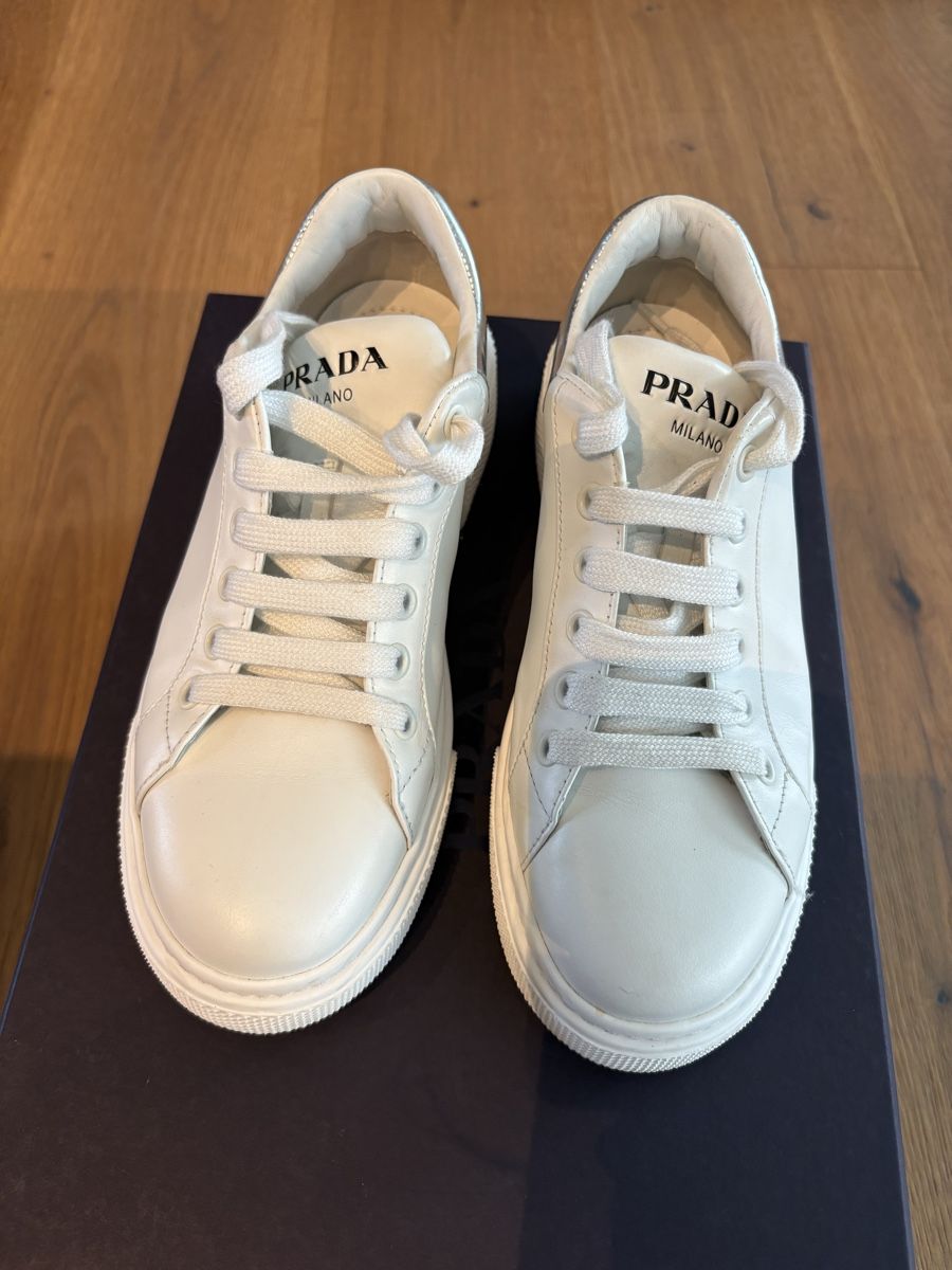 Prada Scarpe da donna: Prada sneakers white silver leather size 35 – Usato da Dübendorf venduto da Tony321 1