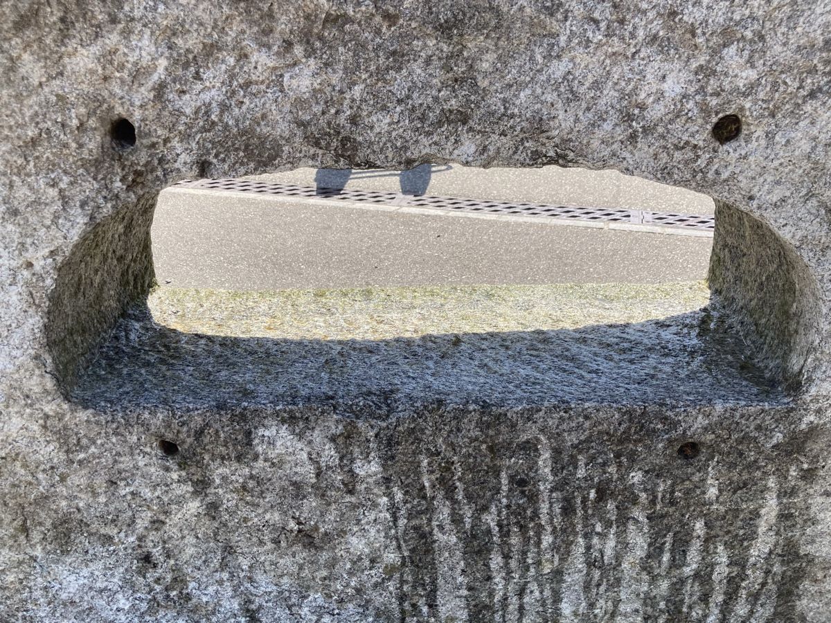 Pietre & tegole: Granit-Block mit Aussparung  – Usato da Uerkheim venduto da Dealer-4813 1