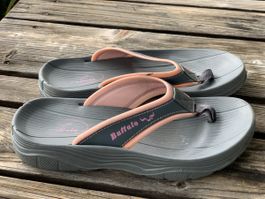 Buffalo Zehentrenner Grau/Rosa, Gr. 39