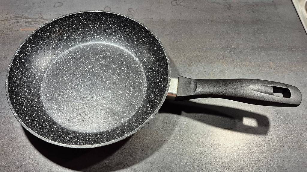 Padelle: 5 poêles – Usato da Le Pâquier NE venduto da kat_xh6t 1