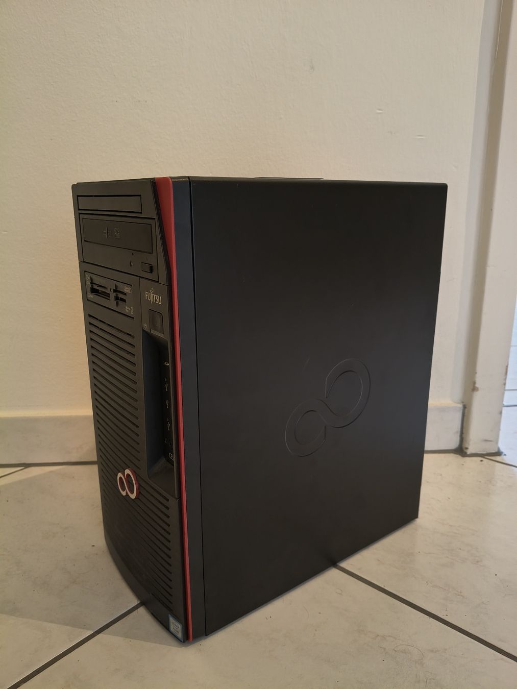 Fujitsu PCs: Fujitsu Celsius workstation Intel Xeon - 256GB SSD - no ram – Gebraucht aus Zürich von TrainLine