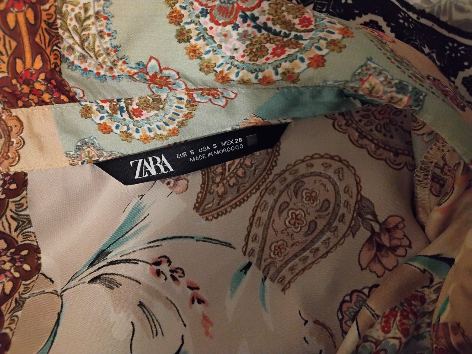 Zara Blusen: Chemisier Zara, taille S, imprimé patchwork tendance! – Neu (gemäss Beschreibung) aus Chêne-Bourg von Fio994 2