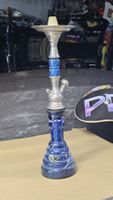 Chicha bleue avec vase en verre decoration