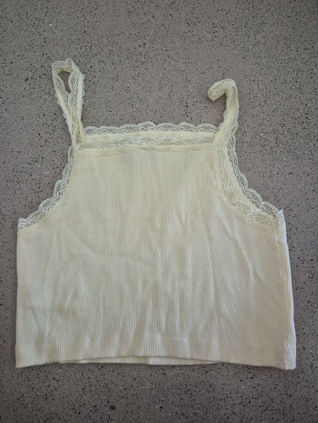 Top: Gelbes Croptop mit Spitze – Usato da Schlieren venduto da nat_76vd 1