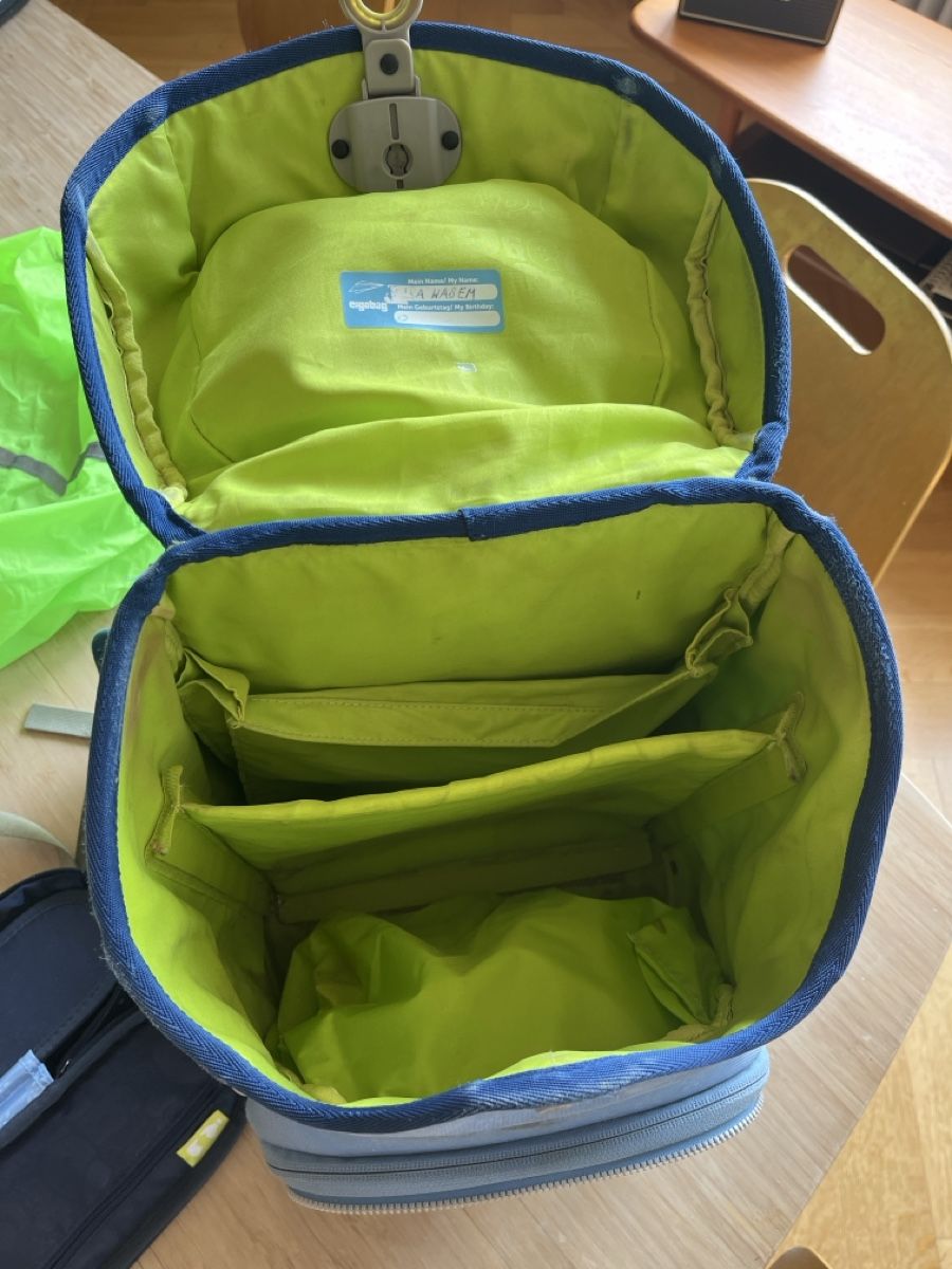 Ergobag Zaini: Ergobag Schulrucksack blau inkl. Etui & Regenschutz – Usato da Zürich venduto da NSJ 6