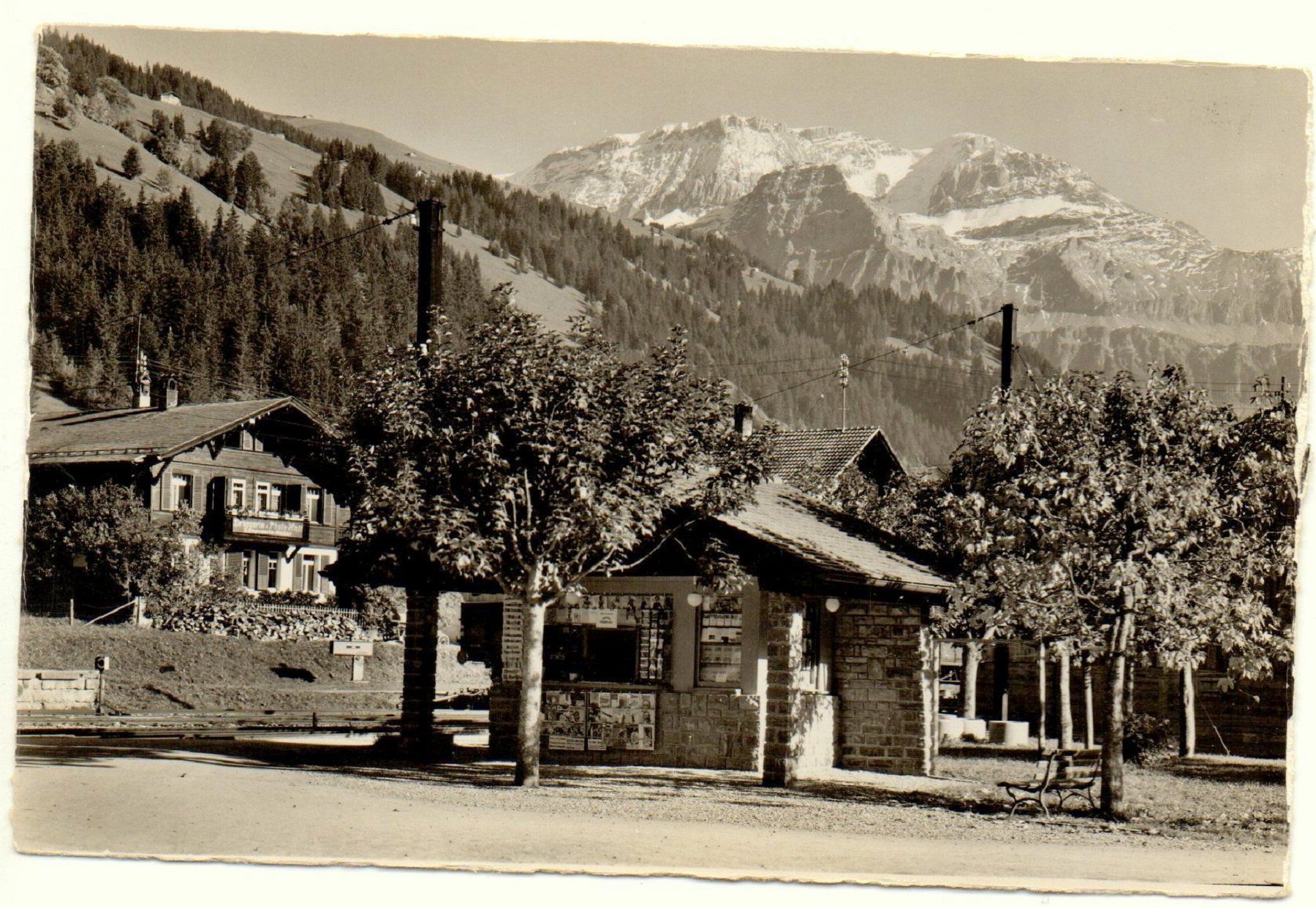 Cartoline postali: LENK i.S. Bahnhofplatz - Kiosk – Usato da Jona venduto da philajona