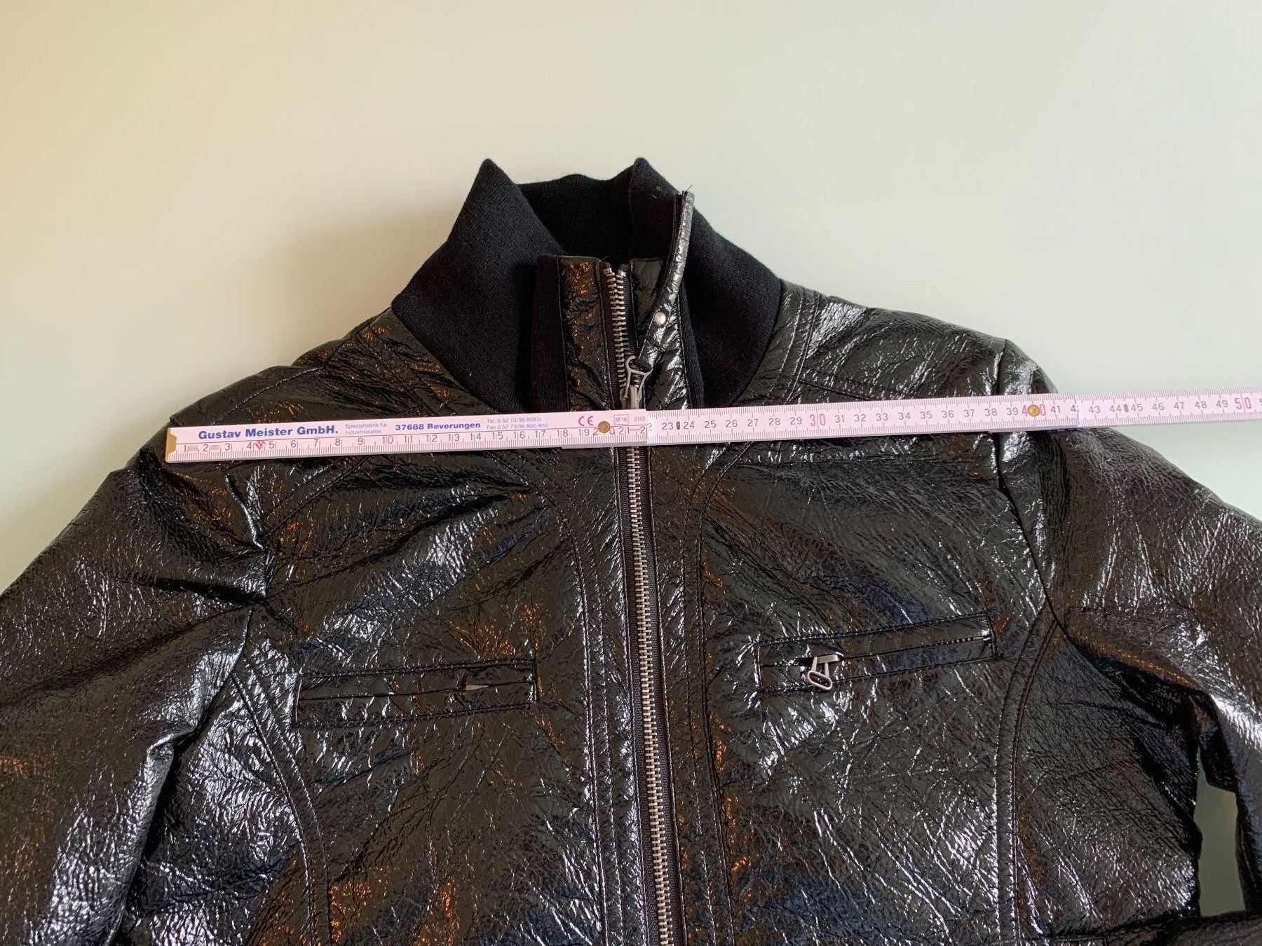 Giacche: Jacke glänzenden, schwarzen Farbe Grösse: M oder L – Nuovo (secondo la descrizione) da Adliswil venduto da Jessik0 3