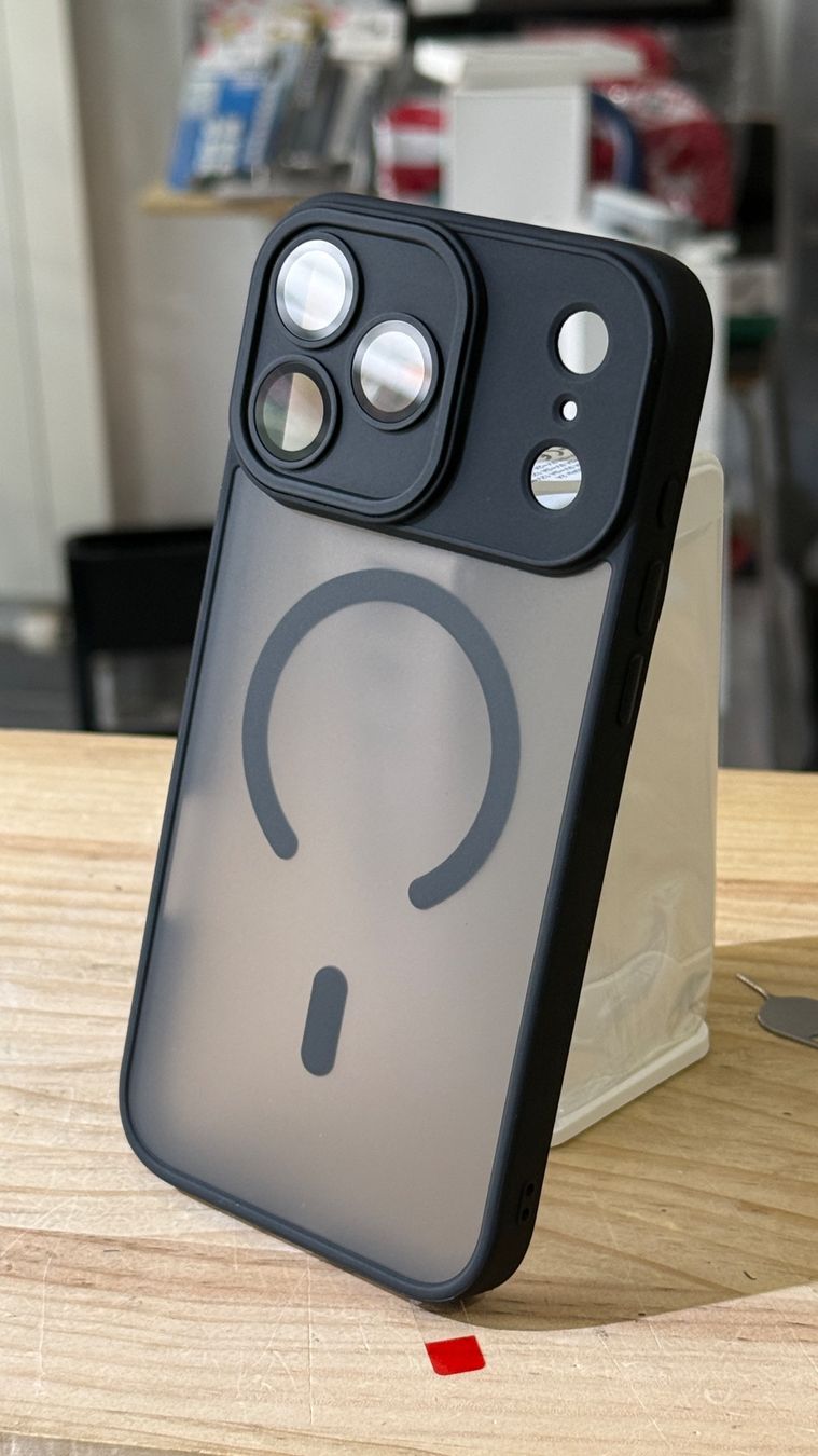 Cover & Protezioni schermo: iPhone 17 pro - Coque magsafe avec protection camera – Nuovo e nell'imballaggio originale da Morges venduto da DigiAC