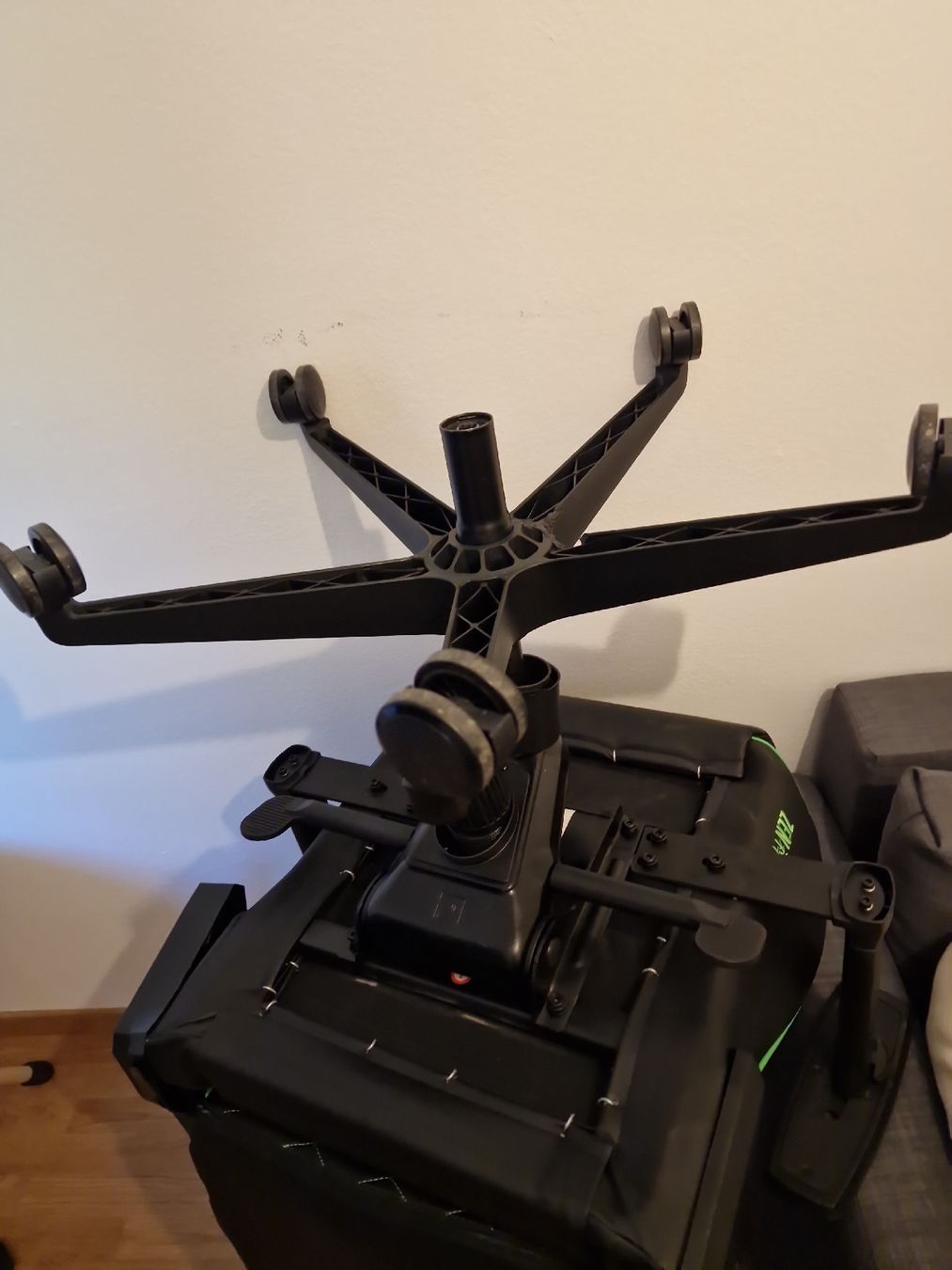 Razer Sedie: Razer Tarok Pro Gaming Chair - Usable, Needs Repair – Difettoso da Winterthur venduto da Fra90 7