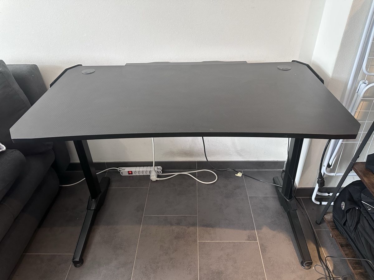 Scrivanie: Gaming Desk - good Condition - Black – Usato da Lausanne venduto da lui_kf5t