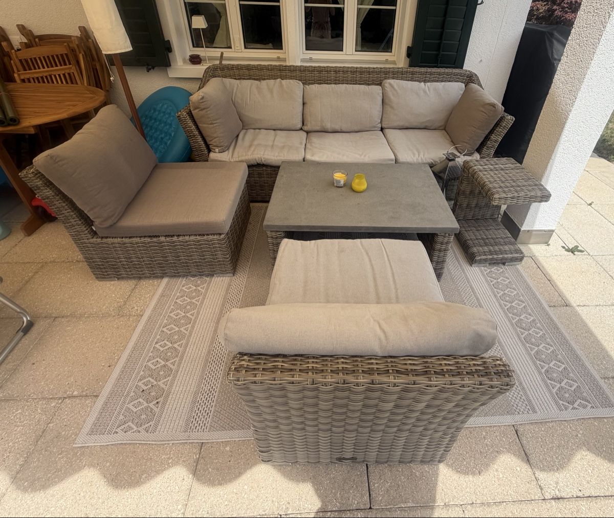 Set di tavolo e panche: Polyrattan Loungemoebel Set mit Tisch und Hocker 5-teilig – Usato da Windlach venduto da LauraHarold 3