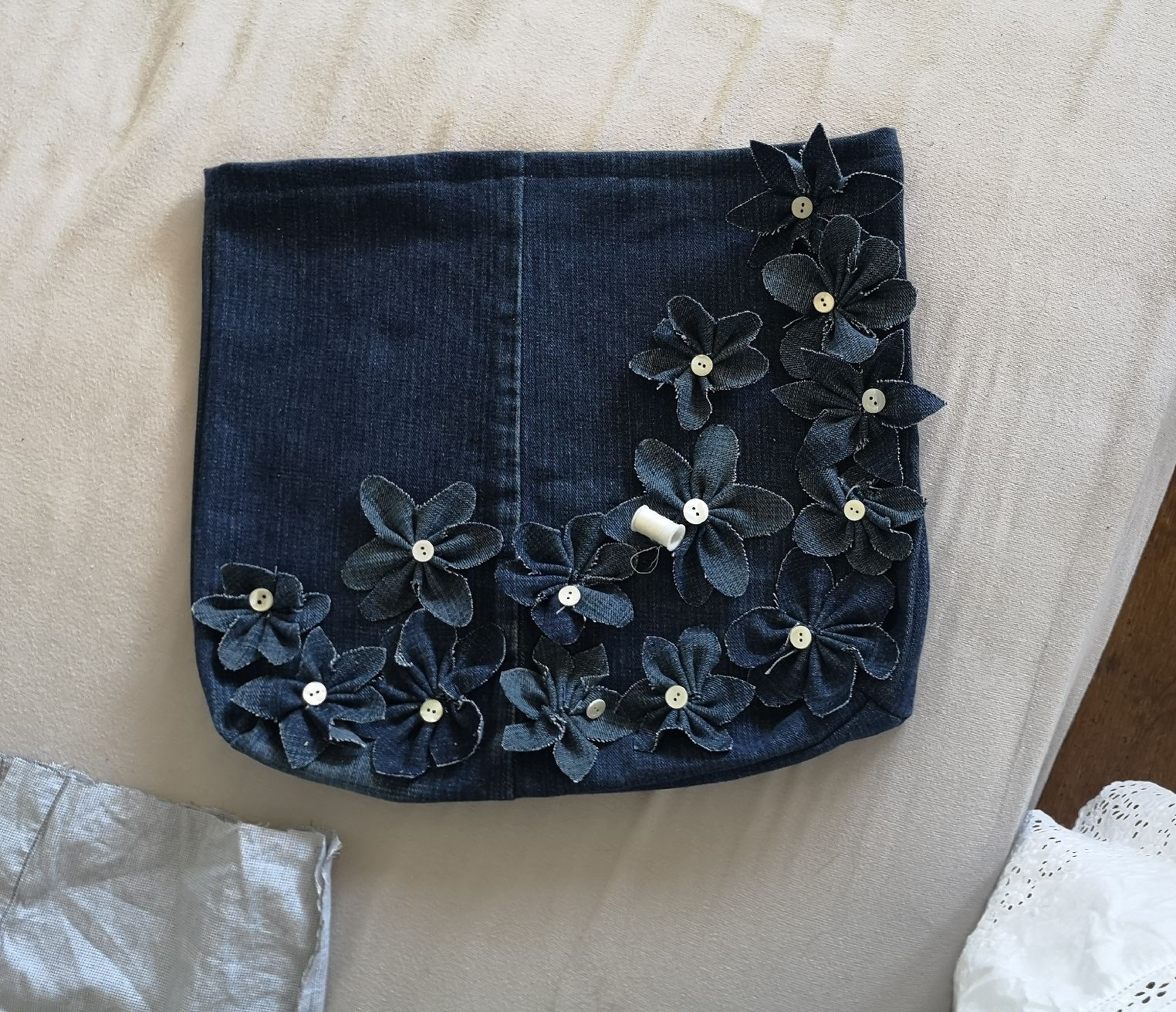 Sacs femmes: Fait main : sac fleuri en jean, doublé – Neuf (Voir description) à Fresens par nat_n8xd 2