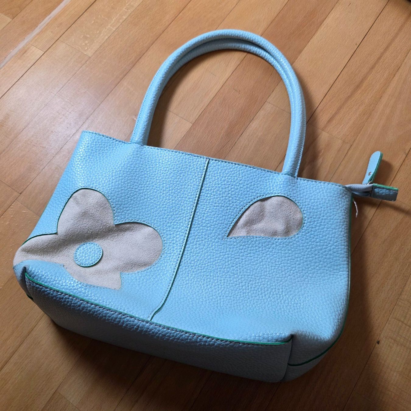 Taschen für Damen: Hellblaue Handtasche mit Blütendetail – Gebraucht aus Wald ZH von CapLux 6