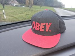 Coole OBEY Cap in Schwarz/Rot