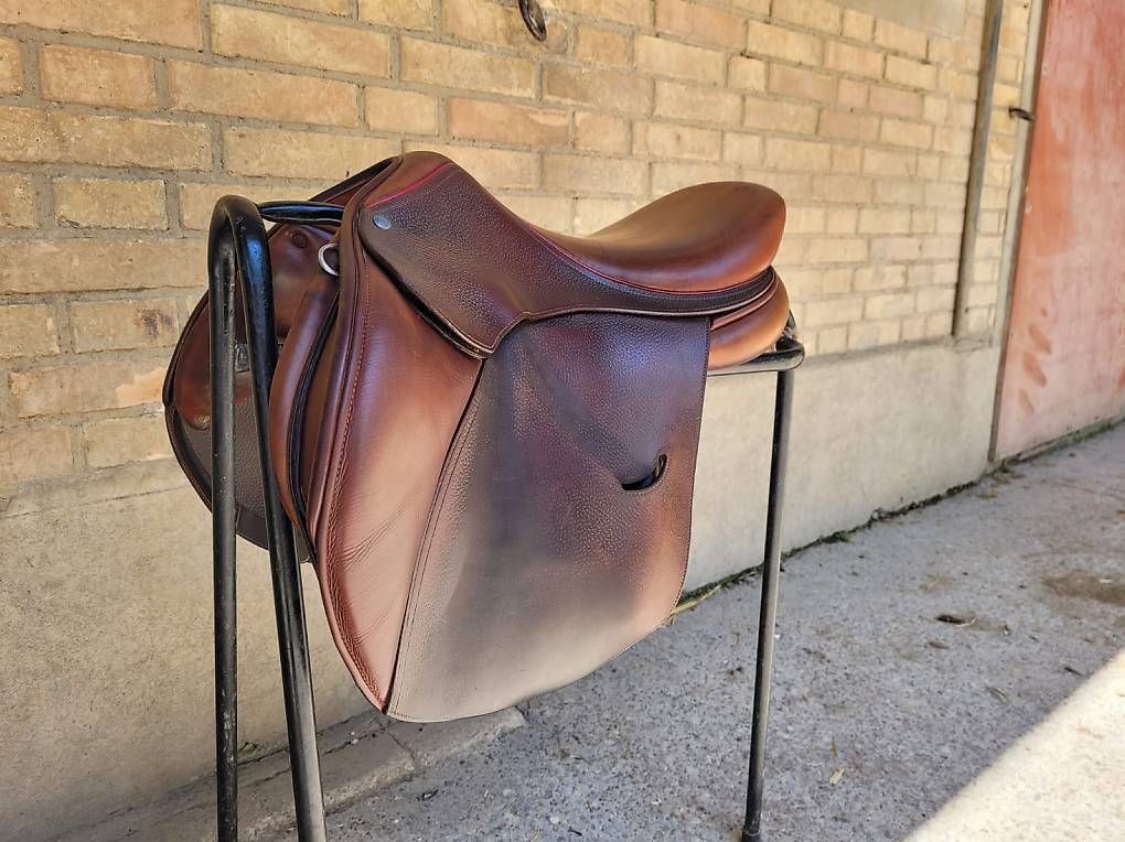 Selle & Accessori: Childéric CFXL Vielseitigkeitssattel, 17, – Usato da Bolligen venduto da AndyBern